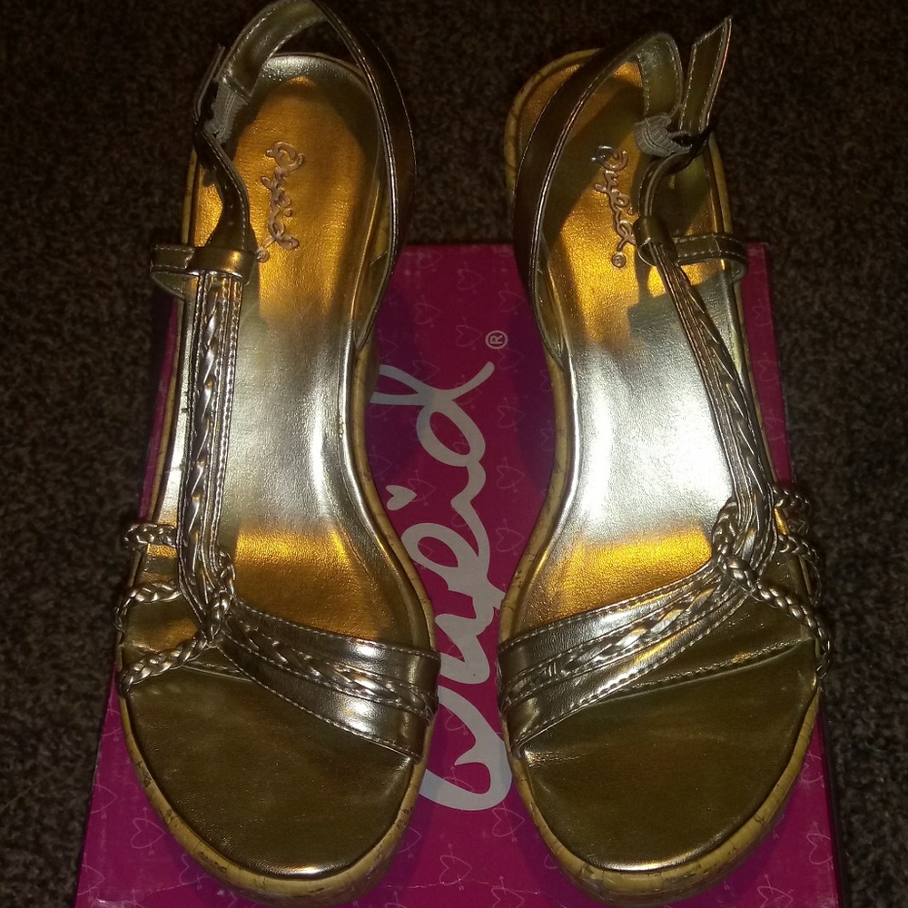 SIZE 8.5 GOLD WEDGES